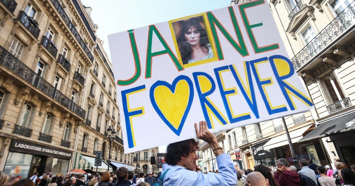 A Parigi i funerali di Jane Birkin: in centinaia per l’ultimo saluto ad una vera icona del Novecento