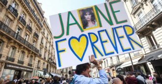Copertina di A Parigi i funerali di Jane Birkin: in centinaia per l’ultimo saluto ad una vera icona del Novecento
