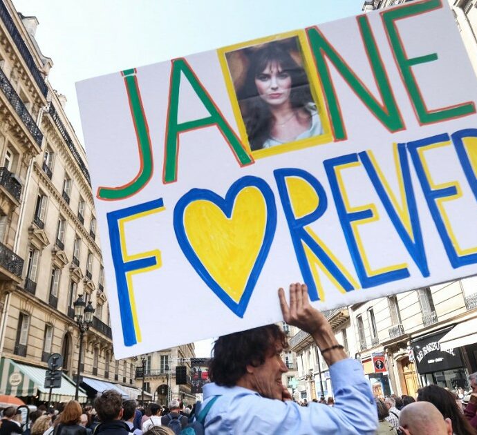 A Parigi i funerali di Jane Birkin: in centinaia per l’ultimo saluto ad una vera icona del Novecento