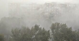 Copertina di Nubifragio nel Milanese, la furia del vento a Cologno Monzese: i video girati da alcuni abitanti