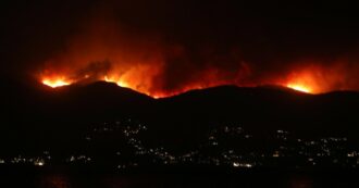 Copertina di Evacuazioni per le fiamme anche a Corfù. Il sindaco: “Incendio doloso”. Peggiora la situazione a Rodi, Londra e Parigi inviano voli