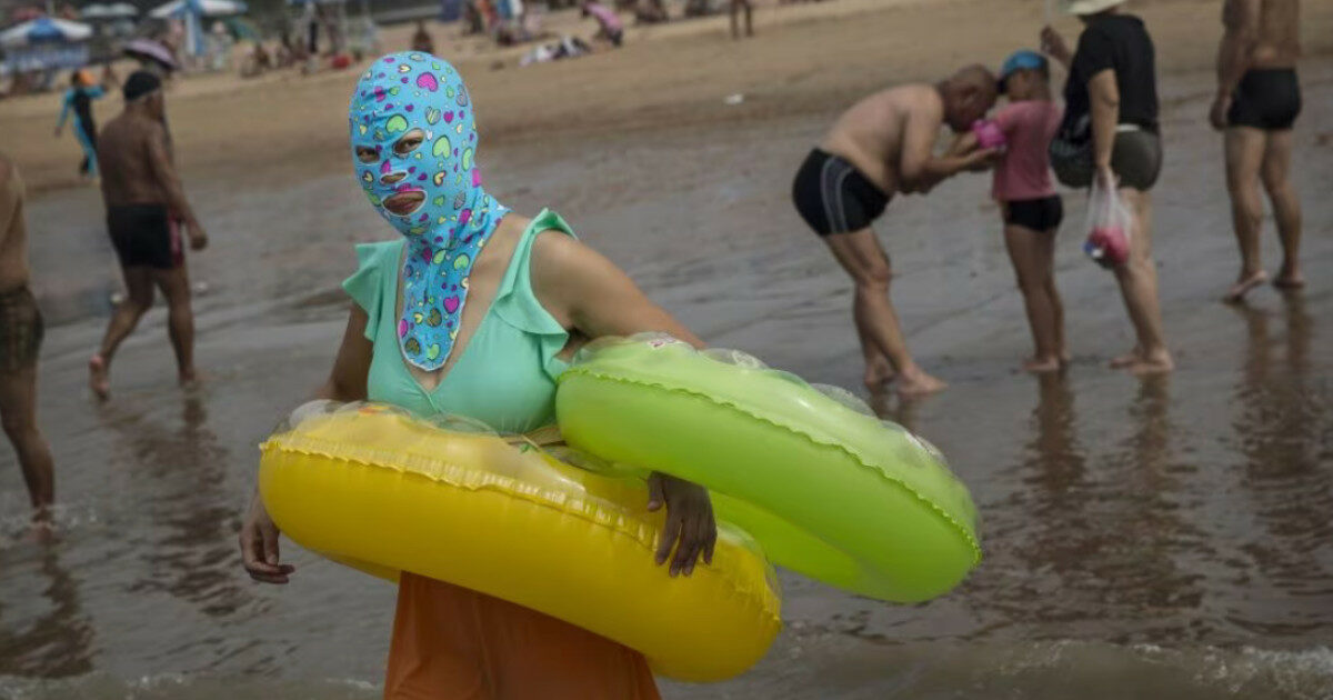 Facekini, andare in spiaggia con il passamontagna è la nuova (folle) tendenza: quando lo stile cede il passo al caldo record