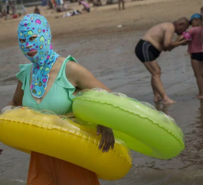 Facekini, andare in spiaggia con il passamontagna è la nuova (folle) tendenza: quando lo stile cede il passo al caldo record