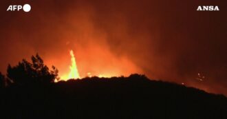 Copertina di Rodi avvolta dalle fiamme: le impressionanti immagini degli incendi nell’isola greca in stato di emergenza – Video