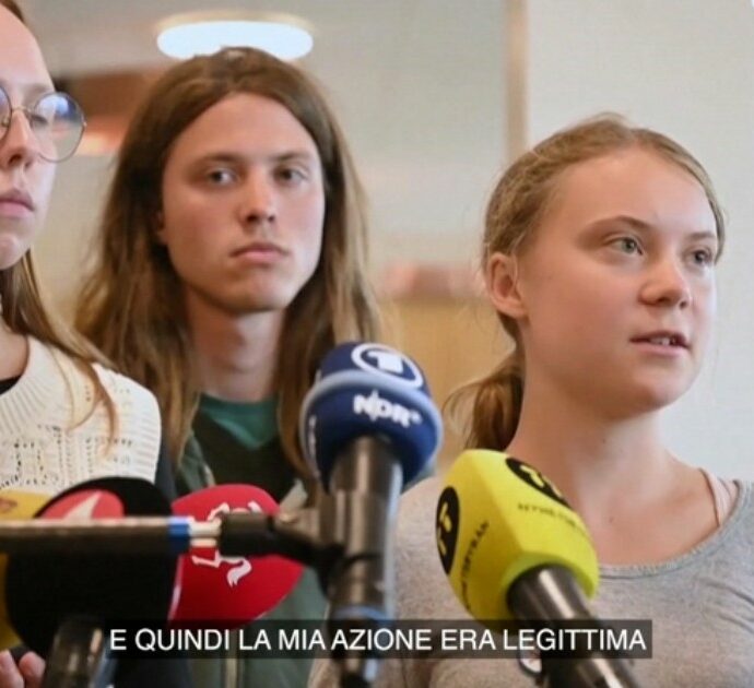 Greta Thunberg multata in Svezia per resistenza alla polizia: “Siamo in emergenza. La mia azione era legittima”
