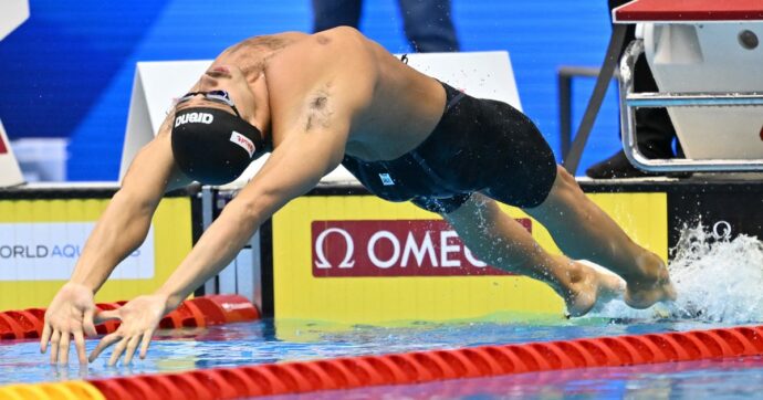 Mondiali di nuoto, argento per Thomas Ceccon nei 100 stile dorso: “Sono entrato in vasca per vincere ma ho sbagliato l’arrivo”
