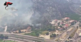 Copertina di Incendi a Palermo, l’elicottero dei carabinieri sorvola le aree colpite dalle fiamme – Video