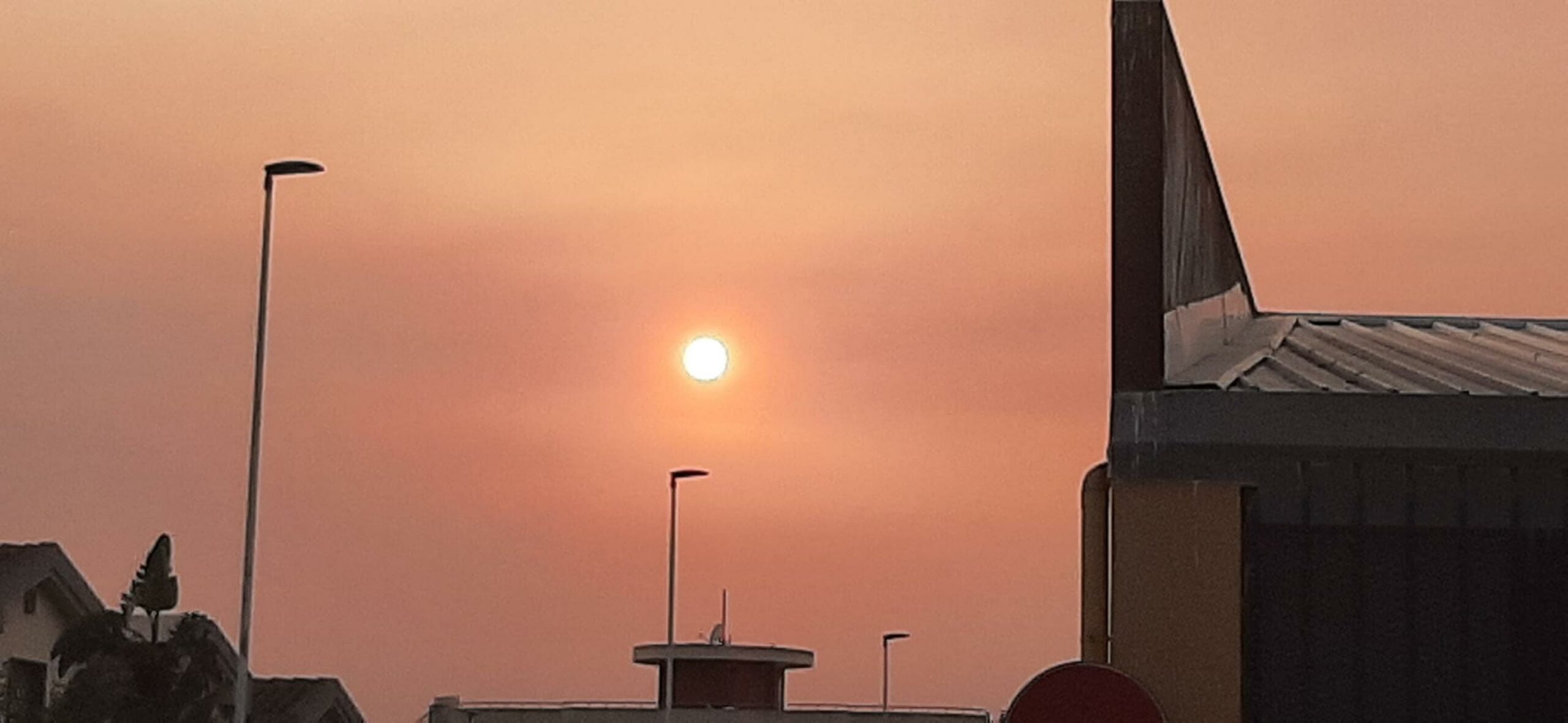 https://st.ilfattoquotidiano.it/wp-content/uploads/2023/07/25/caldo-scaled.jpg