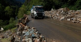 Copertina di Frana in Valle Brembana, fango e detriti invadono la strada: si lavora per liberare la provinciale – Video