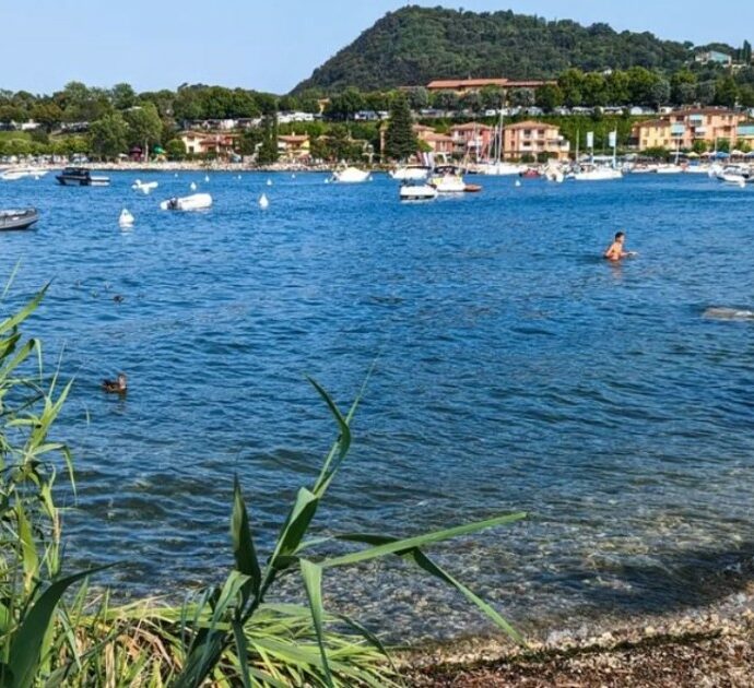 La Rocca di Manerba del Garda “nuovo paradiso degli scambisti”: “Prendono il sole nudi e poi, al tramonto, c’è chi fa sesso en plein air”