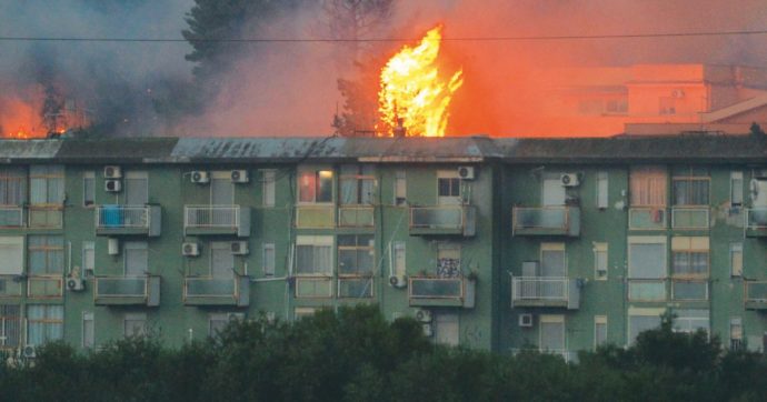 Copertina di Incendi, black-out e niente acqua. Catania e Palermo allo stremo