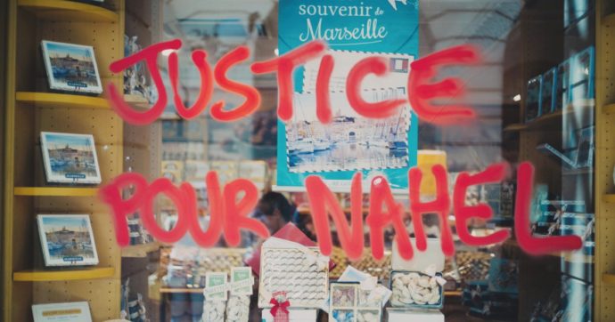 Francia, la “rivolta” dei poliziotti violenti: si mettono in malattia, Macron in difficoltà