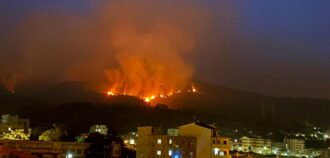 Copertina di Incendi a Palermo: trovati due corpi carbonizzati a Cinisi. Sanitari bloccati dai roghi, muore un’anziana. Fiamme al cimitero