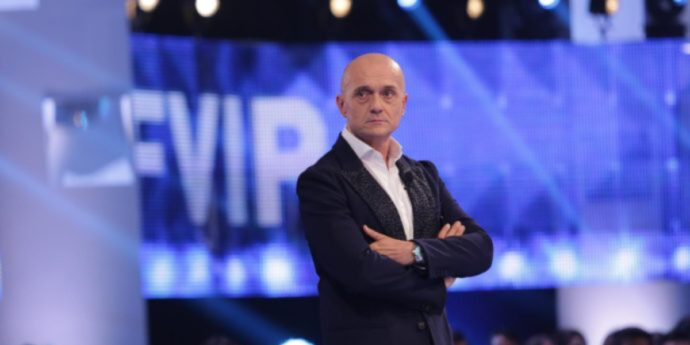 Copertina di Alfonso Signorini si autosospende da Mediaset dopo le accuse di Corona. I legali: “Campagna calunniosa e diffamatoria”