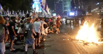 Copertina di Israele, migliaia di persone occupano l’autostrada a Tel Aviv dopo l’ok alla riforma giudiziaria: 15 arresti