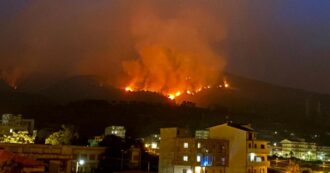 Copertina di Un incendio travolge il quartiere Borgo Nuovo di Palermo durante una veglia funebre: a fuoco anche la bara