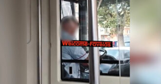 Copertina di Autista di un bus si addormenta mentre guida tra le strade di Roma: il passeggero lo riprende col telefono ma non interviene