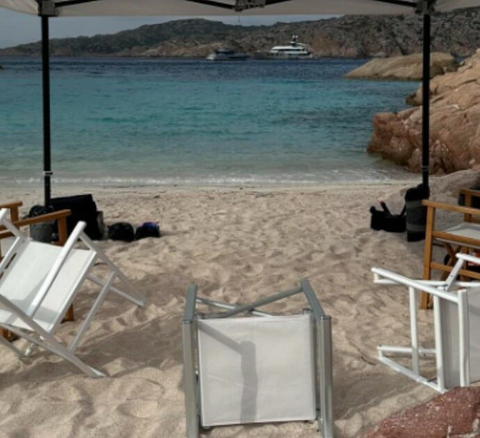 Scendono dallo yacht e montano il gazebo in spiaggia: è polemica in Sardegna per i turisti cafoni di lusso