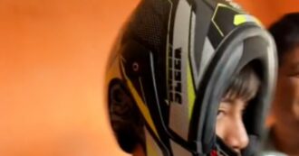 Copertina di Indossa un casco da motociclista al contrario e resta incastrato: il video diventa virale