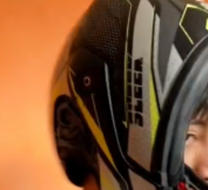Indossa un casco da motociclista al contrario e resta incastrato: il video diventa virale