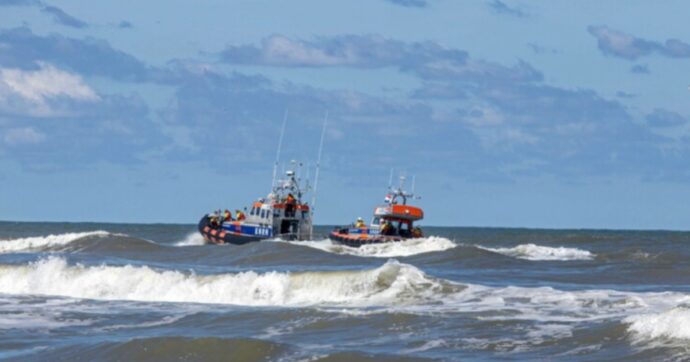 Nave mercantile con 3mila auto a bordo prende fuoco al largo delle coste olandesi: un morto e diversi feriti