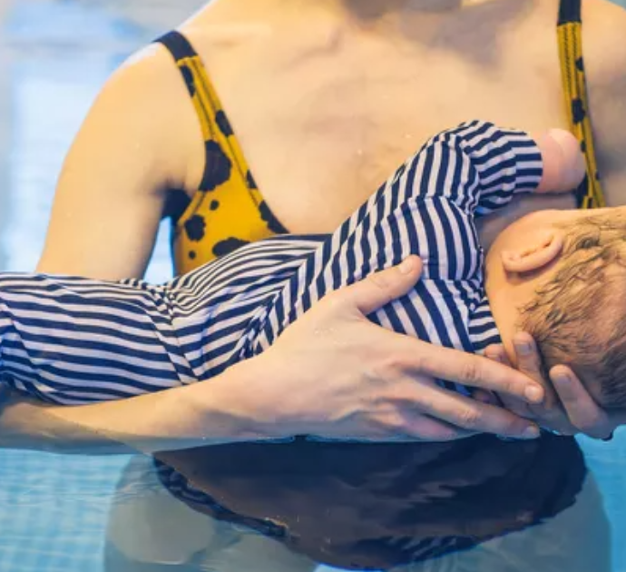 “Signora non può allattare nella piscina, è scritto nel regolamento ‘niente cibo o bevande nell’acqua’”: la storia di Tiffany Francis