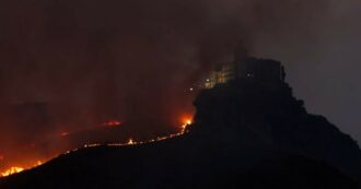 Copertina di Incendi in Sicilia, brucia la collina del Santuario di Tindari: le fiamme minacciano basilica – Video