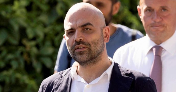 Roberto Saviano condannato per aver diffamato Giorgia Meloni: 1000 euro di pena. Lo scrittore: “Potere esecutivo cerca di intimidire chi racconta le loro bugie”