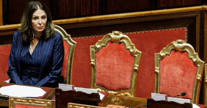 Il centrodestra salva Santanchè: respinta la sfiducia. Conte: in altri Paesi sarebbe alla porta. E attacca Azione e Iv: “Disertare è essere complici”