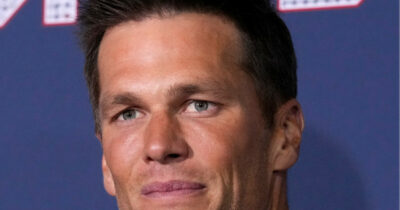 Copertina di “Junie è un clone del mio cane defunto Lua, è bastato un semplice prelievo di sangue prima che morisse”: la rivelazione choc di Tom Brady