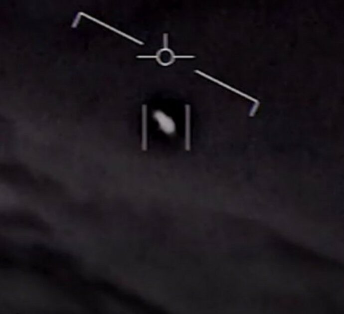 Ufo avvistati nei cieli di Savona e Loano: “Sfere metalliche grigie circondate da un’energia luminosa” – VIDEO