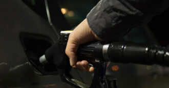 Copertina di Prezzi dei carburanti ancora in rialzo, benzina ai massimi da un anno. Il ministero: “Vigiliamo”