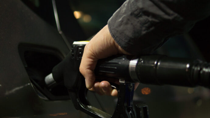 Lo sconto sul gasolio resta dimezzato: solo 9 cent. Per prorogarlo il governo taglia fondi a diritto alla mobilità, ordine pubblico, diversificazione energetica
