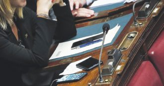 Copertina di Sim, furti e cadute nel wc: la telenovela dell’on. al telefono