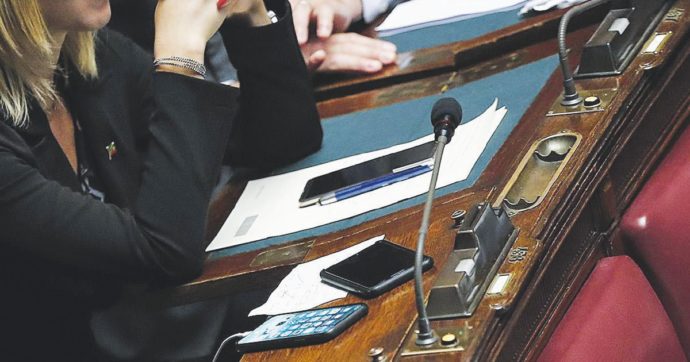 Sim, furti e cadute nel wc: la telenovela dell’on. al telefono