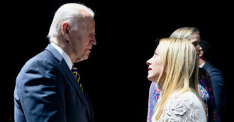 Copertina di Meloni fa la secchiona in ginocchio da re Biden