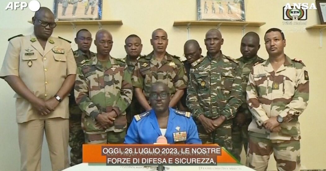 Colpo di stato in Niger, i militari: “Abbiamo rovesciato il regime di Bazoum”. L’annuncio sulla tv nazionale