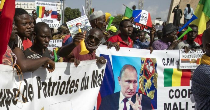 L’errore della Difesa britannica: una mail riservate per gli Usa finiscono al Mali (alleato di Putin). “Nessun rischio per la sicurezza”