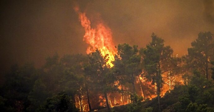 Incendi in Grecia: vaste esplosioni nella base militare di Nea Anchialos. Aerei F-16 costretti ad abbandonare l’area