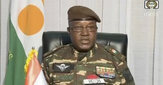 Copertina di Completato il golpe in Niger, il generale Tchiani si autoproclama leader del Paese in diretta tv. Parigi: “Non riconosciamo i golpisti”