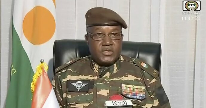 Completato il golpe in Niger, il generale Tchiani si autoproclama leader del Paese in diretta tv. Parigi: “Non riconosciamo i golpisti”