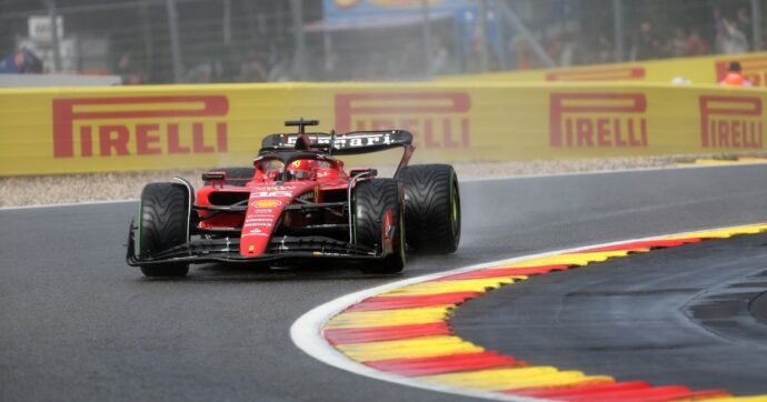 F1, pole position per Leclerc al Gran Premio del Belgio. Verstappen è il più veloce ma (penalizzato) partirà sesto