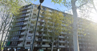 Copertina di Torino, l’immobiliare “sfratta” 63 famiglie per vendere il palazzo in zona da riqualificare: “La notizia con un foglio appeso all’ascensore”