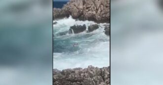 Copertina di Capri, paura per un bagnante travolto dalle onde: il salvataggio dei bagnini