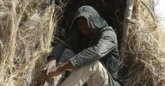 Copertina di “Migranti bloccati nel deserto tra Tunisia e Libia. Sono in condizioni terribili senza riparo, cibo e acqua”: l’appello di Unhcr e Oim