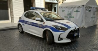 Copertina di Litiga con i vigili e mangia la multa per divieto di sosta: denunciata per distruzione di atti pubblici e resistenza a pubblico ufficiale