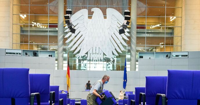 Baviera, neo parlamentare di Afd latitante: la polizia lo cerca per crimini d’odio, da lunedì avrà l’immunità