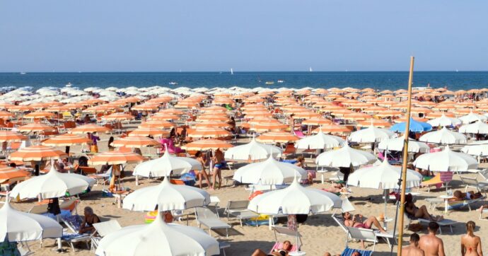 Malcostume estivo: quanto fastidio mi danno gli ombrelloni lasciati sulla spiaggia libera!