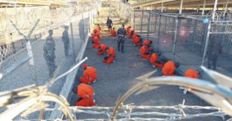 Copertina di Usa, giudice di Guantanamo respinge la confessione di un sospetto terrorista di al Qaeda: “Estorta con la tortura”. È il primo caso
