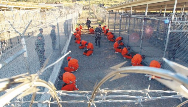 Usa, giudice di Guantanamo respinge la confessione di un sospetto terrorista di al Qaeda: “Estorta con la tortura”. È il primo caso